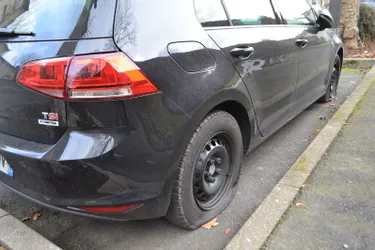 Les pneus d’une dizaine de voitures crevés