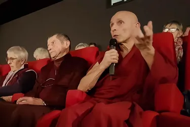 Martine Mage, professeur de yoga tibétain, et lama Kyenrab Kundreul Ling ont montré la voie