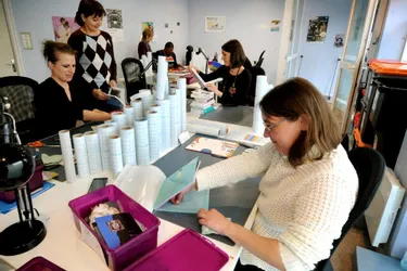 Huit femmes plastifient 20.000 ouvrages par an venus des bibliothèques de l’agglomération