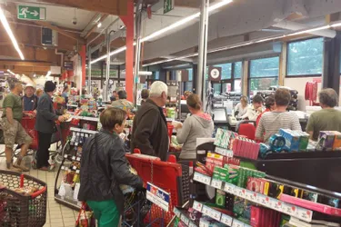 Bourganeuf : les clients bloqués aux caisses du Carrefour market