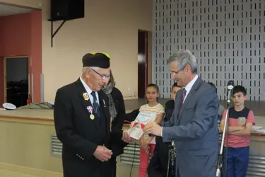 À Varennes, Claude Fort reçoit la médaille d’or des porte-drapeaux