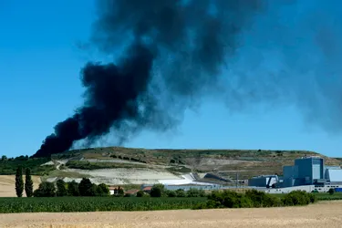 [Diaporama] Un incendie ravage 400 tonnes de déchets à Clermont