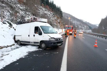 Cantal : deux accidents successifs sur l'A75, les conducteurs indemnes