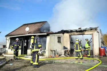 Un couple brûlé légèrement dans l’incendie de leur maison