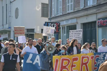 Les militants anti-pass sanitaire ont défilé à Vichy samedi matin (Allier)