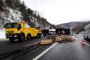 L'A75, coupée depuis ce matin au niveau de Massiac (Cantal) en direction de Clermont-Ferrand, devrait rouvrir dans quelques minutes [Mise à jour]