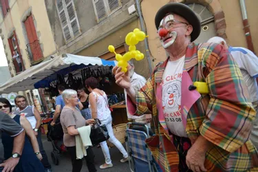 Un clown au beau milieu du marché