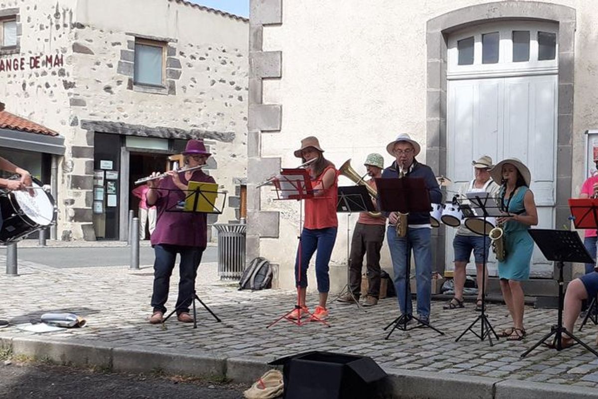 Fanfare contemporaine et unique anime le marché de Saint-Saturnin avec musiques du monde