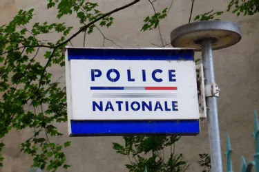 Surpris en flagrant délit d'exhibition sexuelle sur le parking d'un magasin à Vichy (Allier)
