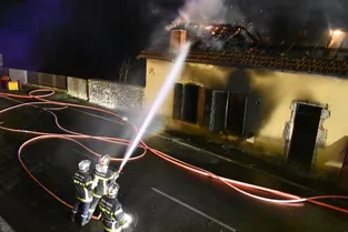 Une maison ravagée par un incendie à La Monnerie-le-Montel (Puy-de-Dôme)