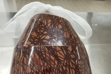 Combien pèse ce gros œuf de Pâques créé par un pâtissier de Donzenac ?