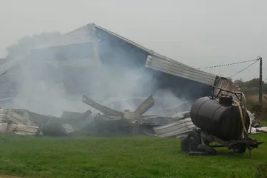 Un bâtiment agricole partiellement détruit par un incendie