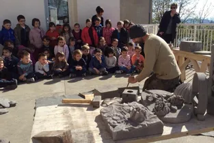 Les élèves de maternelle de St-Joseph découvrent l’art de tailler la pierre