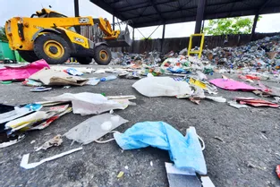 « En aucun cas les masques ne vont au tri » : le Sirtom du pays de Brive rappelle les consignes pour jeter ses déchets Covid-19