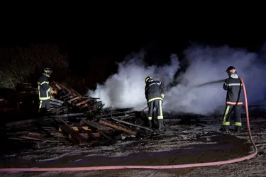 Un incendie détruit des dizaines de palettes sur un site de stockage de paille à Aubiat (Puy-de-Dôme)