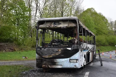 Un autocar prend feu sur la route à Saint-Cernin (Cantal)