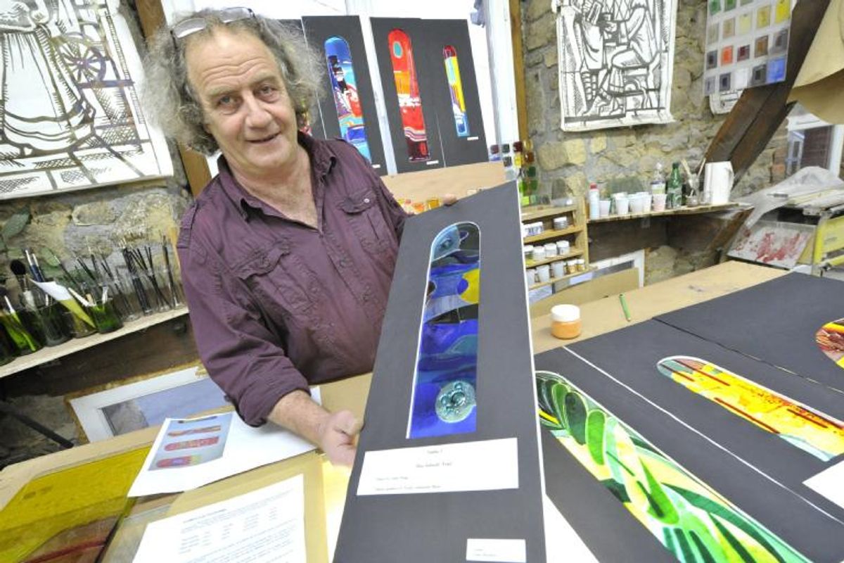 Maître verrier dans son atelier tient en ses mains l’art du vitrail ...