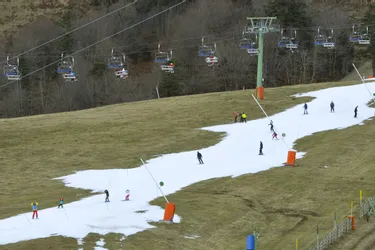 L'image du jour : Les skieurs de Noël à la recherche de la neige perdue