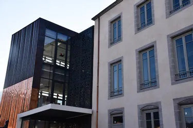 Dernières finitions pour le chantier de la médiathèque de Thiers (Puy-de-Dôme)