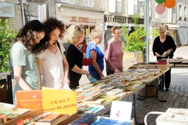 Les commerçants de la rue organisent une bourse aux livres