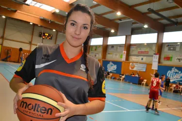 Mathilde Da Cruz, jeune arbitre départementale de basket, a reçu une récompense de l’USI