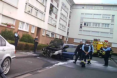 La voiture du chauffard prend feu, il en profite pour prendre la fuite, à Clermont-Ferrand