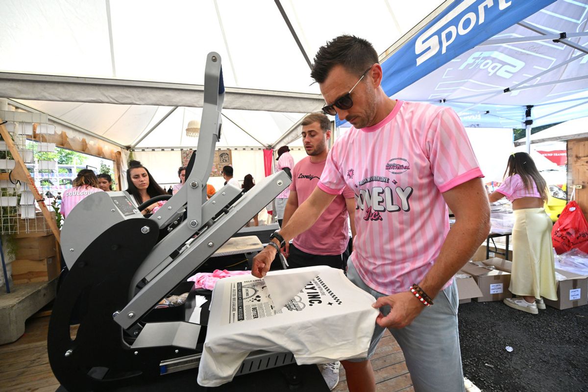 T-shirts, sweats, maillots collectors : le merchandising du Lovely Brive Festival cartonne