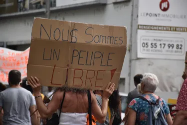 Six cents opposants au pass sanitaire dans les rues de Brive (Corrèze)