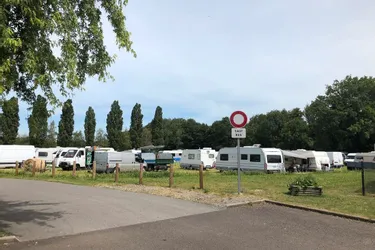 Une cinquantaine de caravanes s'installent à Davayat (Puy-de-Dôme) : le maire se sent "démuni"