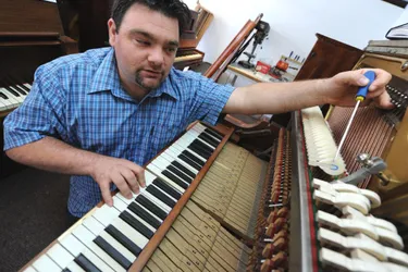 Alexandre Dos Santos restaure des pianos dans son atelier aurillacois