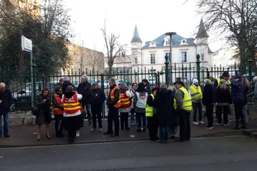 Des militants CGT mobilisés pour « soutenir » des Gilets jaunes ce mardi matin devant le commissariat de Vichy