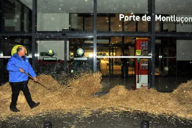 EN IMAGES: Une trentaine d'agriculteurs déversent de la paille devant Auchan