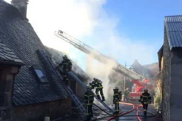 Le garage d'une habitation entièrement détruit par les flammes à Murat-le-Quaire (Puy-de-Dôme)