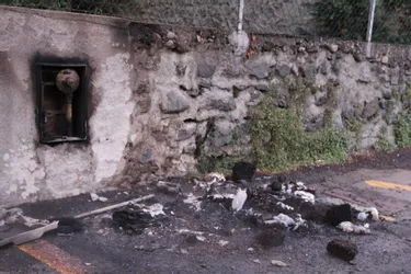 Des poubelles et le hall d’une résidence avaient été incendiés