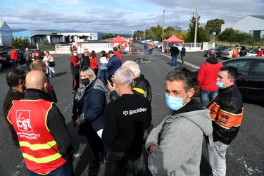 Suppressions de postes chez Auchan : forte mobilisation des salariés de l'entrepôt de Cournon-Auvergne (Puy-de-Dôme)