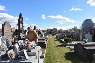 "Je rencontre des gens que je ne vois jamais" : le cimetière d'Issoire (Puy-de-Dôme) reprend vie à la Toussaint