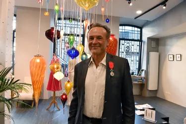 Le maître verrier Patrick Crespin décoré de la Légion d'Honneur à Limoges
