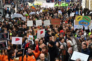 1.700 personnes place de Jaude, à Clermont-Ferrand, pour le climat