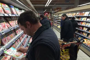 Les agriculteurs s'invitent au supermarché à Moulins