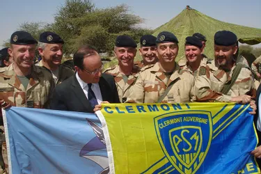 François Hollande avec le drapeau de l'ASM au Mali : de l'art de la diplomatie