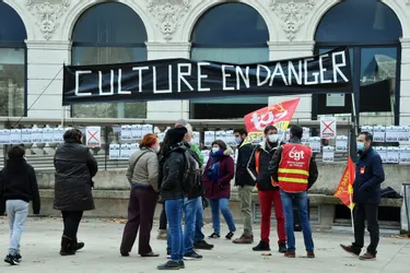 "La culture est en danger de mort ", une cinquantaine de professionnels manifeste devant le théâtre de Brive