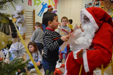 Le Père Noël en tournée dans les écoles de Thiers et des environs