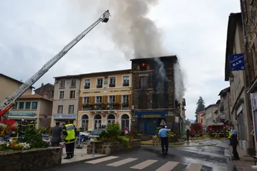 Haute-Loire : un des locataires se réfugie sur le toit de l'immeuble en feu