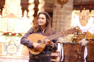 Le chanteur et musicien corse Xinarca a enchanté la collégiale Saint-Gal