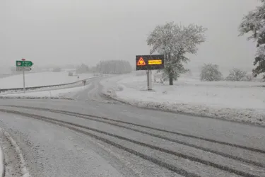 Fortes chutes de neige dimanche matin, prudence sur les routes (en photos)