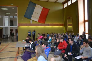 Les classes de CM2 ont visité la mairie de Brioude