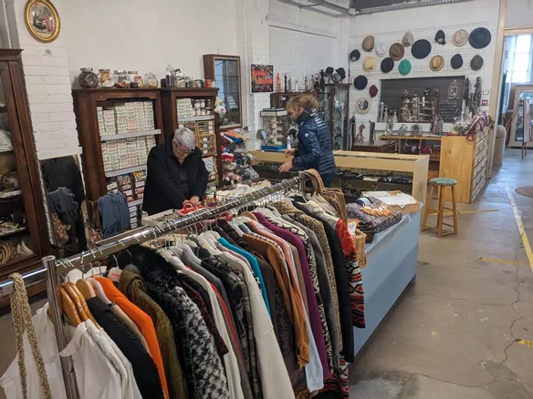 Des petits prix et des objets étonnants dans la boutique restructurée d’Emmaüs à Limoges