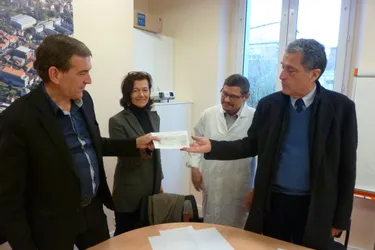 La Ligue contre le cancer remet un chèque au centre hospitalier d'Aurillac