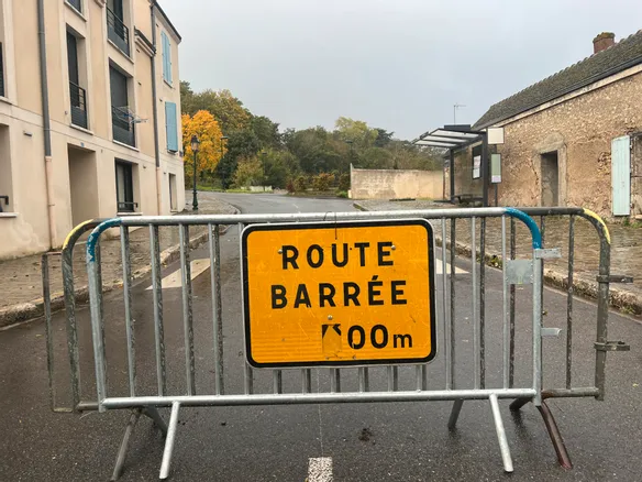 Tempête Ciaran : à Châteaudun, la rue du Griffon, barrée après la chute ...