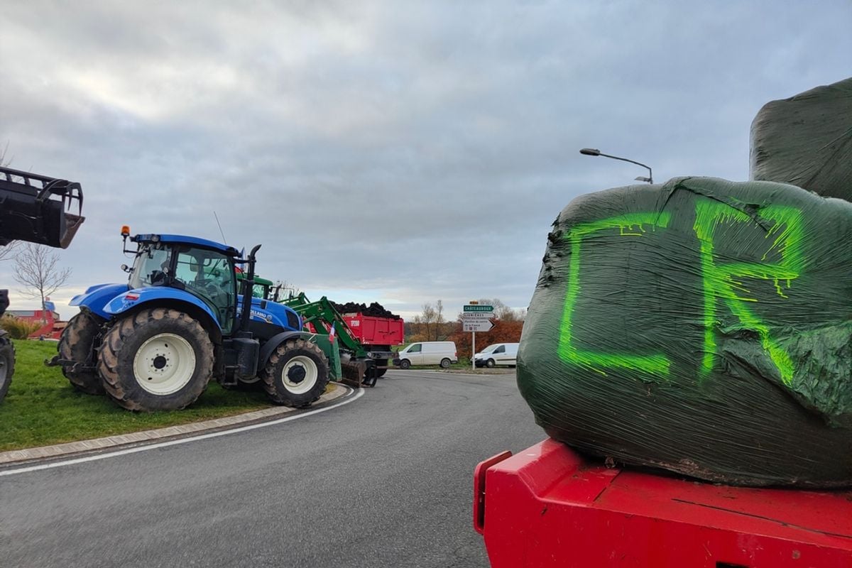 Dans le Cher, le convoi symbolique des agriculteurs avec « le couteau sous la gorge » dans les rues de Bourges vendredi